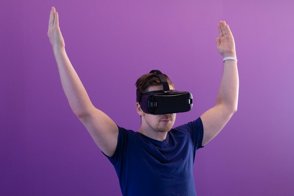 guy using virtual reality